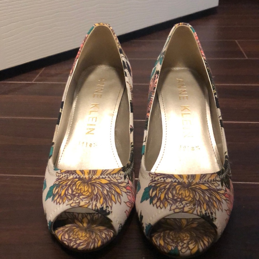 Flower decorated chunky heels